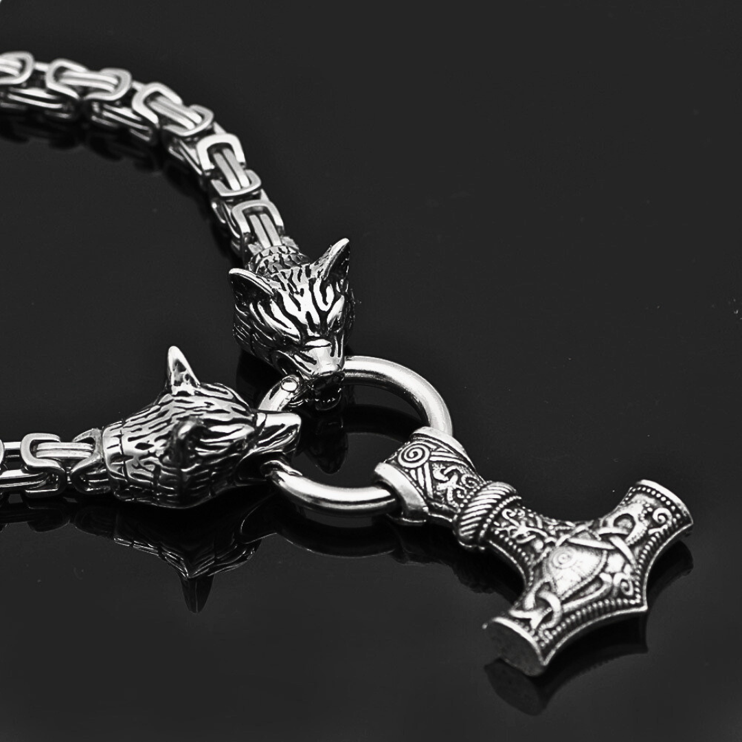Wächter des Hammers Kette Silber, Vorderansicht, Wolfsköpfe mit Mjölnir-Anhänger Edelstahl